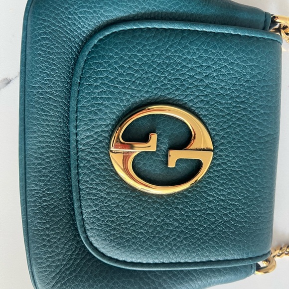 X SOLD X Authentic Gucci, small green bag with classic gold hardware and chain. - Picture 5 of 9
